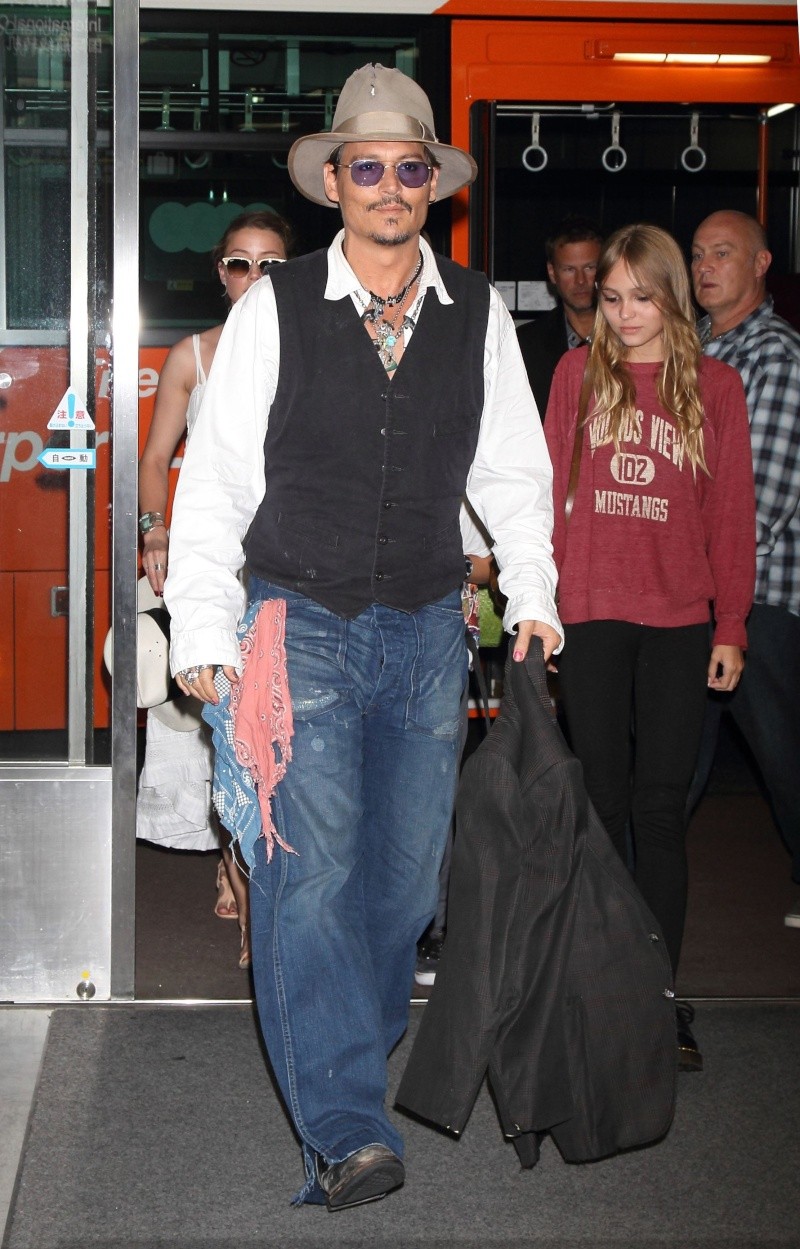 Johnny Depp , ses enfants et Amber Heard a l'aéroport de Tokyo 79c07b10