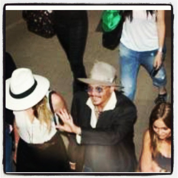 Johnny Depp , ses enfants et Amber Heard a l'aéroport de Tokyo - Page 3 8b2e3a10