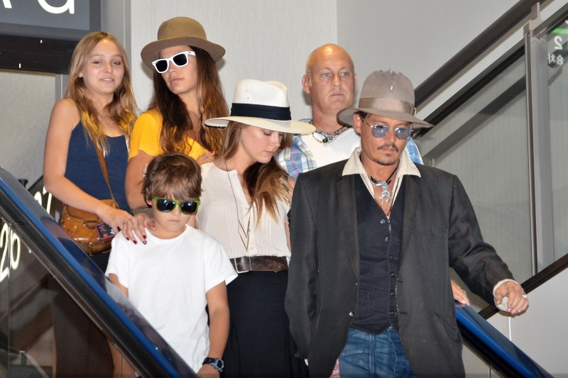 Johnny Depp , ses enfants et Amber Heard a l'aéroport de Tokyo - Page 2 A56eae10