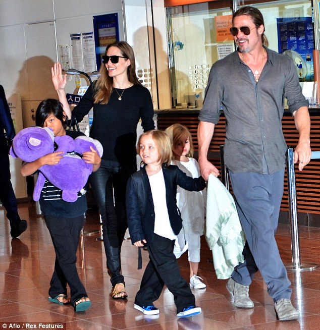 Johnny Depp , ses enfants et Amber Heard a l'aéroport de Tokyo - Page 3 Articl13