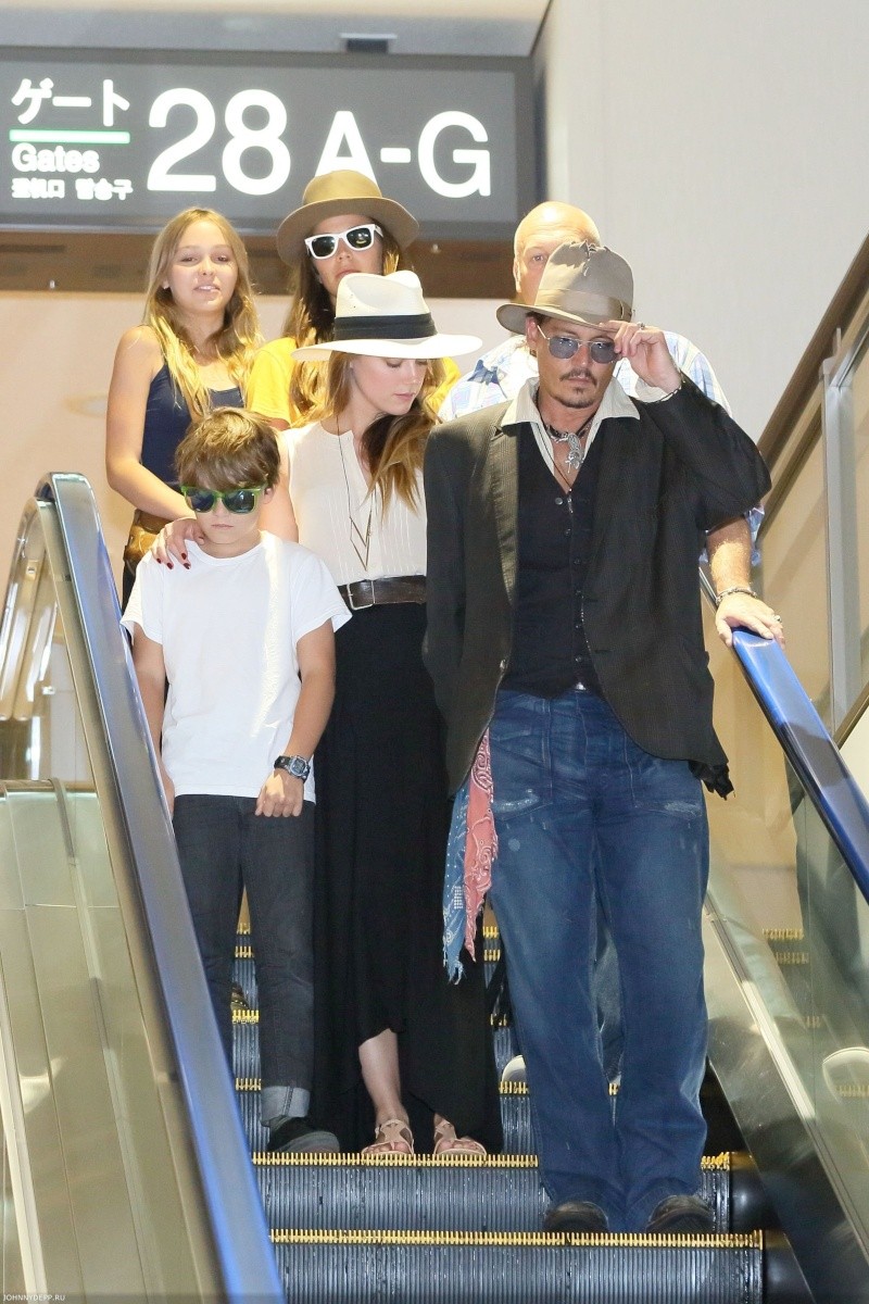 Johnny Depp , ses enfants et Amber Heard a l'aéroport de Tokyo - Page 2 B29e8010