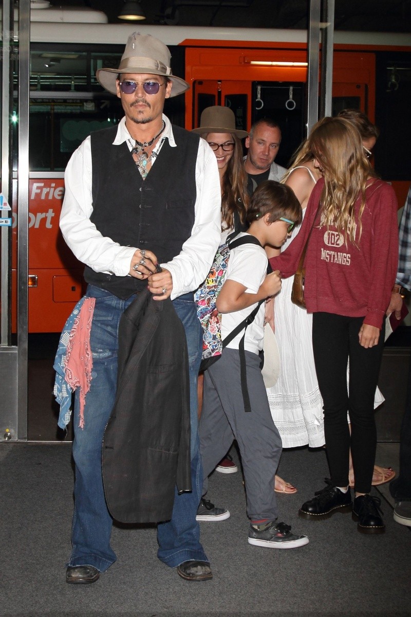 Johnny Depp , ses enfants et Amber Heard a l'aéroport de Tokyo D0478610