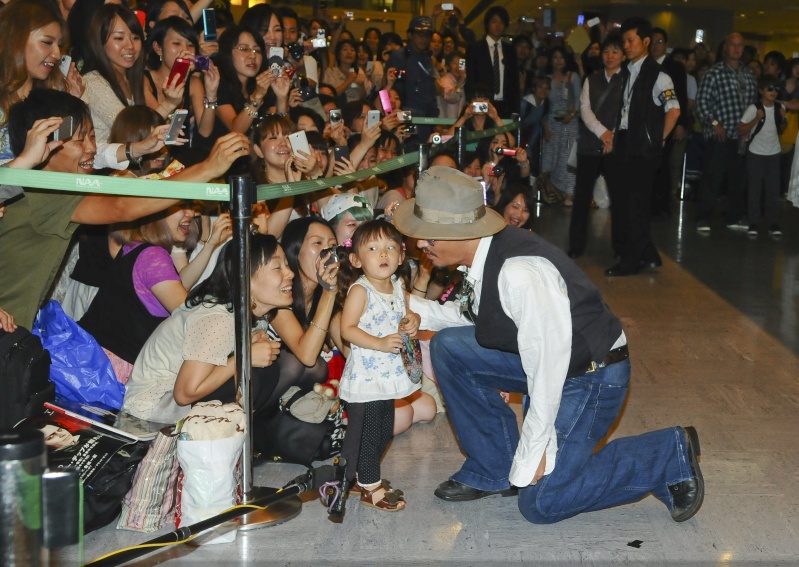 Johnny Depp , ses enfants et Amber Heard a l'aéroport de Tokyo D0e44610