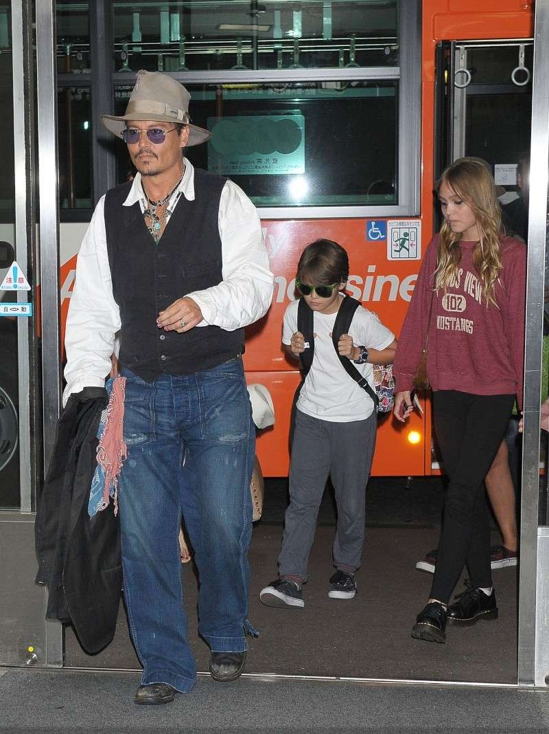 Johnny Depp , ses enfants et Amber Heard a l'aéroport de Tokyo E426ff10