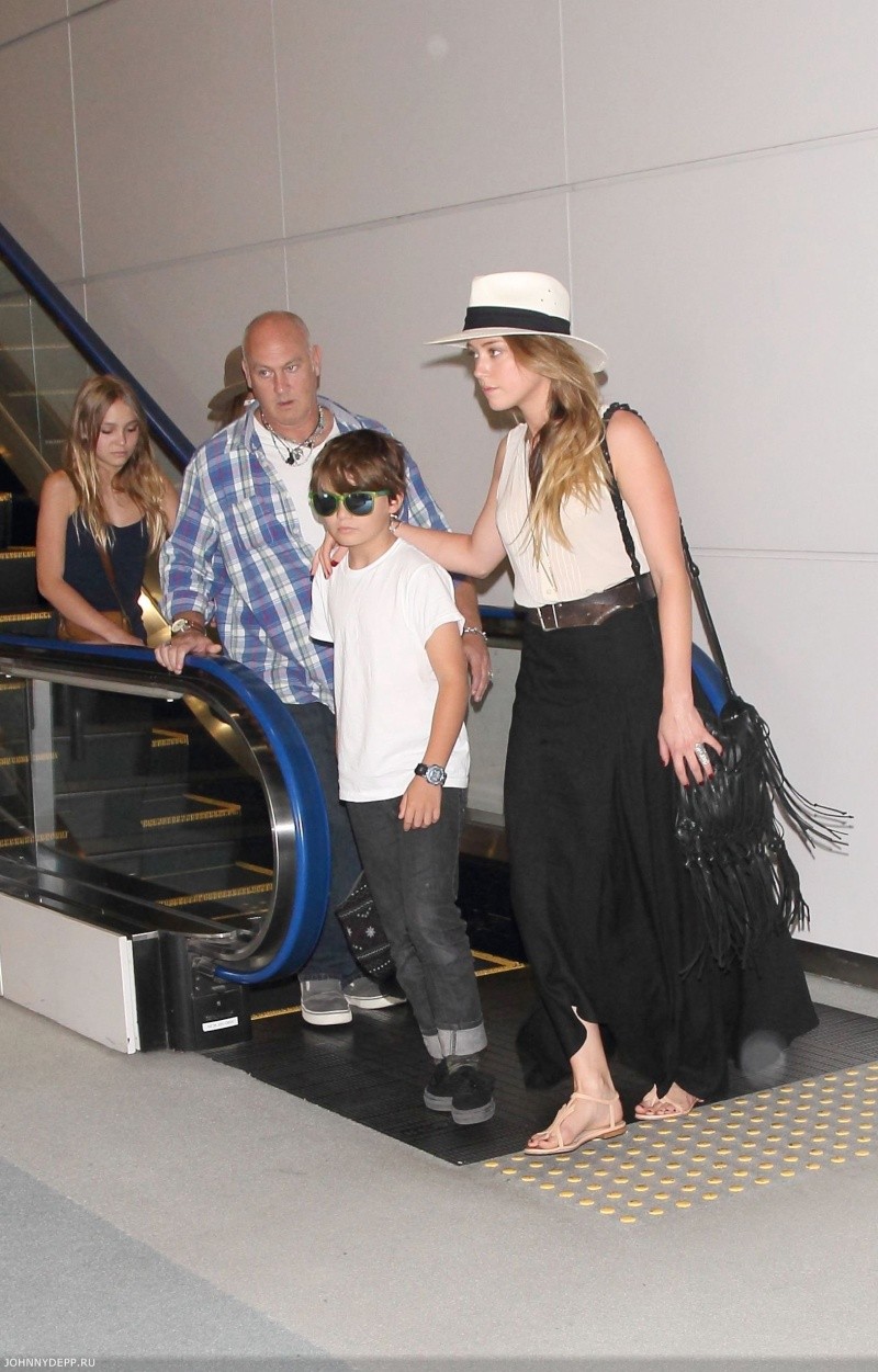 Johnny Depp , ses enfants et Amber Heard a l'aéroport de Tokyo - Page 2 Eda62210