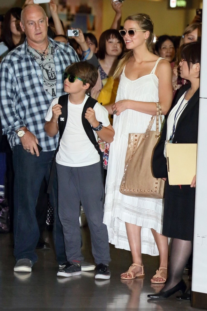 Johnny Depp , ses enfants et Amber Heard a l'aéroport de Tokyo F7fe0810