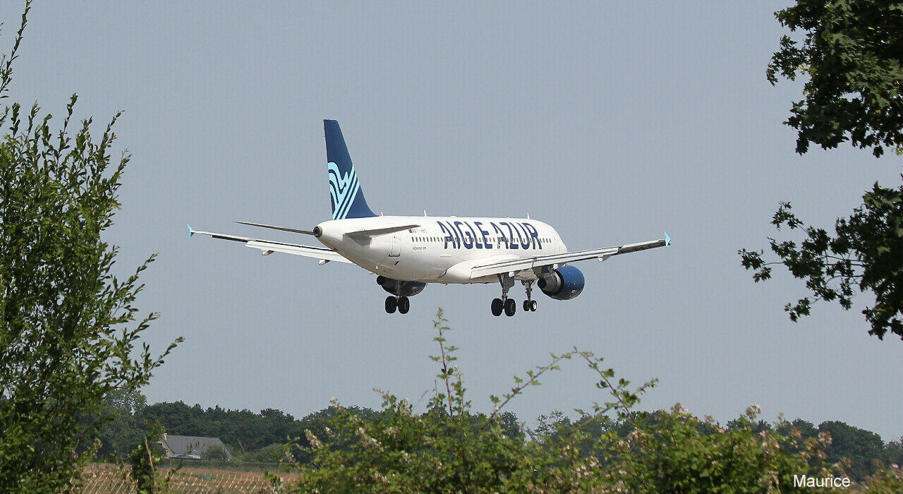 Airbus A320-214 Aigle Azur F-HBIO le 10/07/13 1007-212