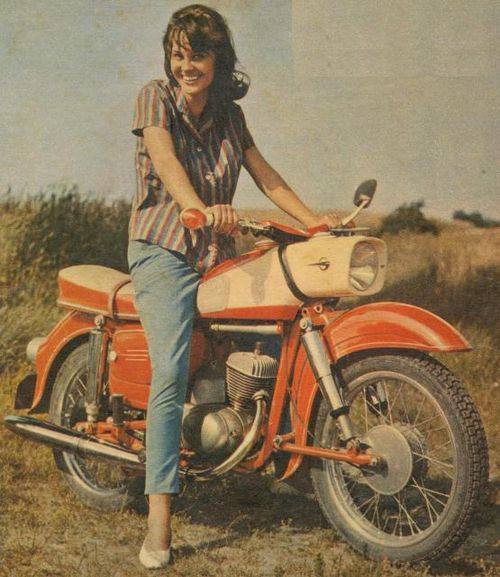 Moto anciennes et pin up(interdit Xav et Régis) - Page 11 15267810