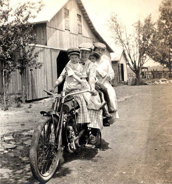 Moto anciennes et pin up(interdit Xav et Régis) - Page 27 18527810