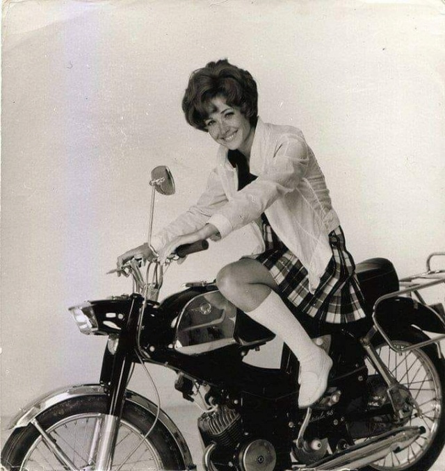 photos de stars ou sportifs à moto ou autres 2 roues - Page 8 27119913