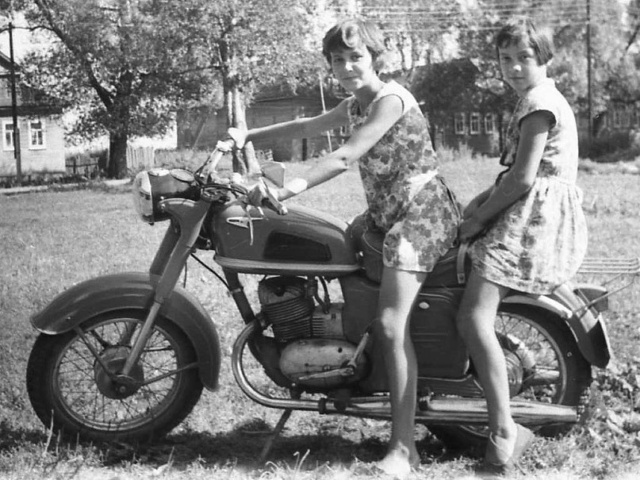 Moto anciennes et pin up(interdit Xav et Régis) - Page 24 27971110