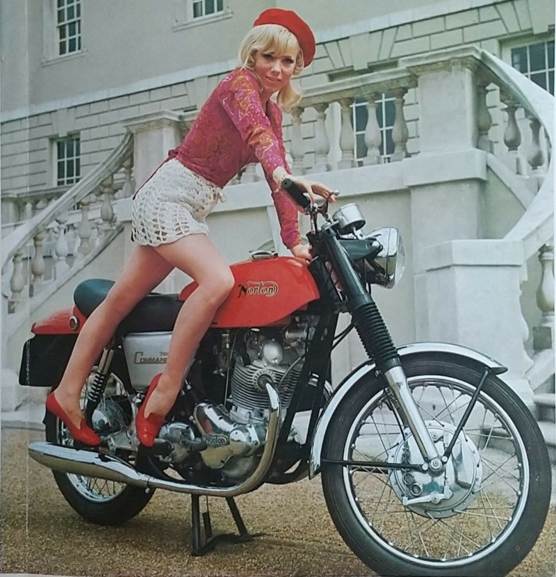 Moto anciennes et pin up(interdit Xav et Régis) - Page 13 28851211