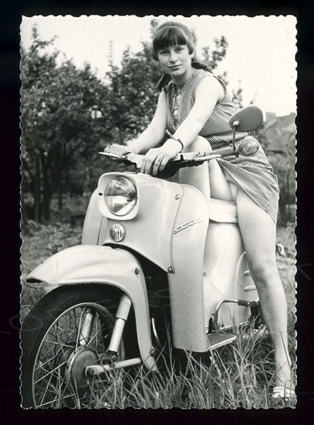 Moto anciennes et pin up(interdit Xav et Régis) - Page 15 28927510