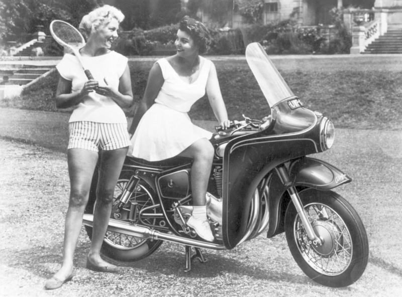 Moto anciennes et pin up(interdit Xav et Régis) - Page 20 29488710