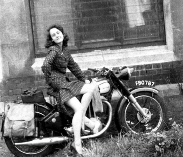 Moto anciennes et pin up(interdit Xav et Régis) - Page 35 33232810