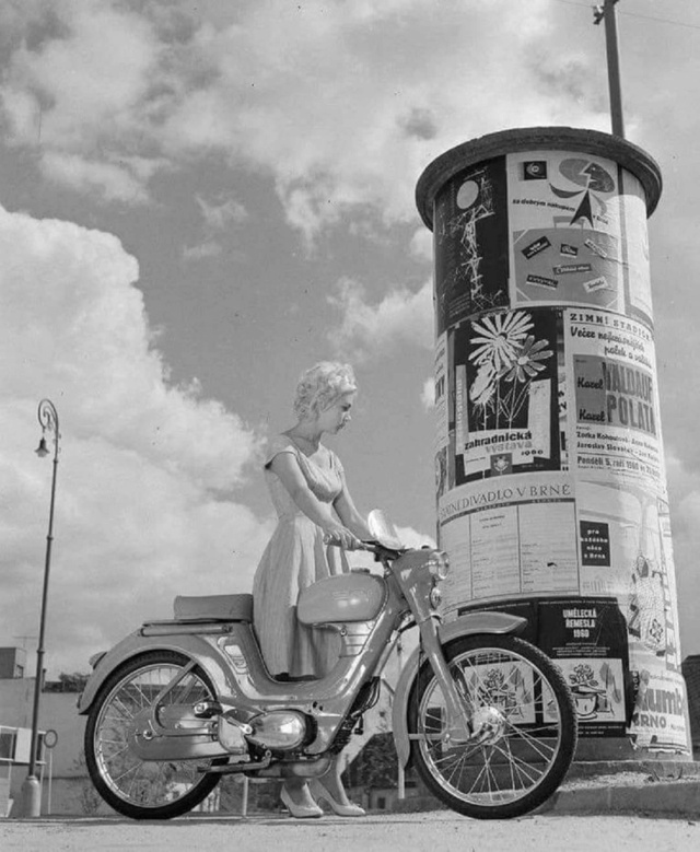 Moto anciennes et pin up(interdit Xav et Régis) - Page 4 34744510