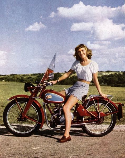 Moto anciennes et pin up(interdit Xav et Régis) - Page 2 37622410