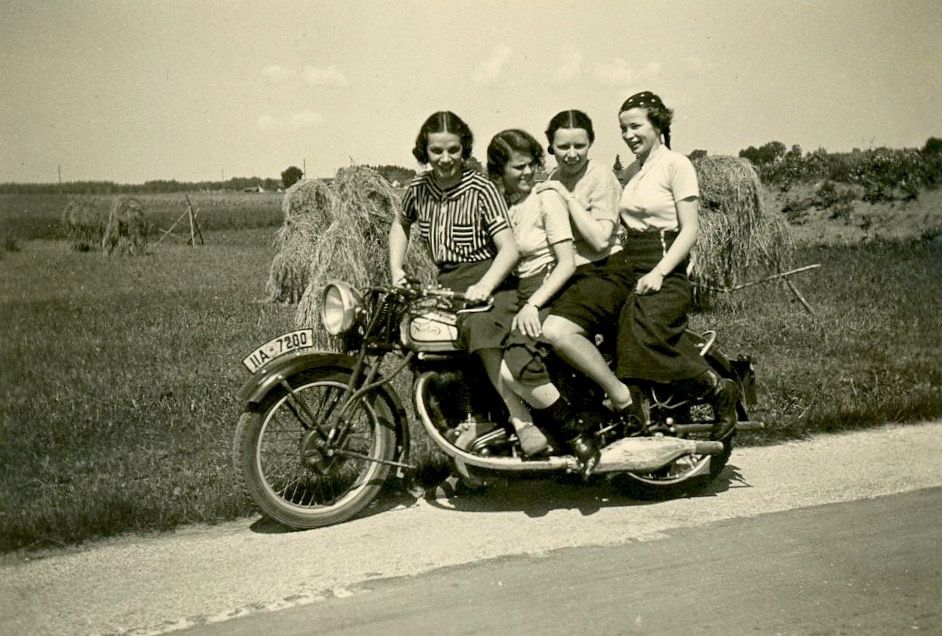 Moto anciennes et pin up(interdit Xav et Régis) - Page 20 46468610