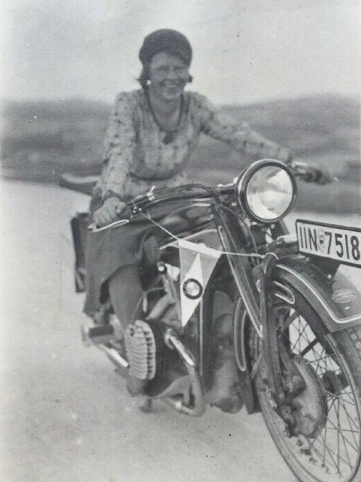 Moto anciennes et pin up(interdit Xav et Régis) - Page 28 83131110