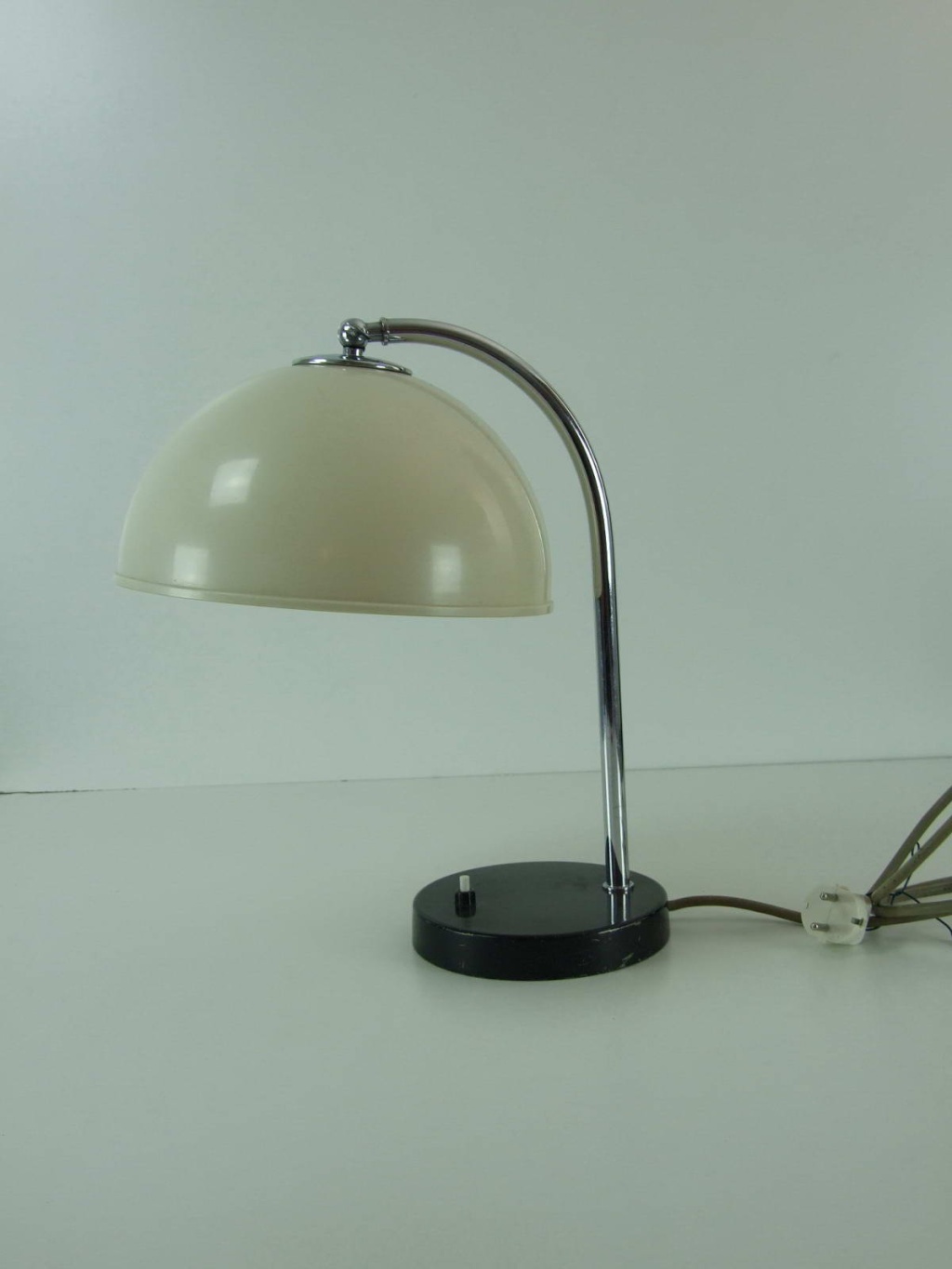 What brand/designer has produced this art deco lamp? Kaiser Idell Dscf1711