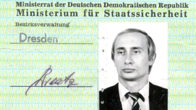 العثور على بطاقة هوية بوتين عندما كان جاسوسا سوفيتيا بألمانيا _1047410