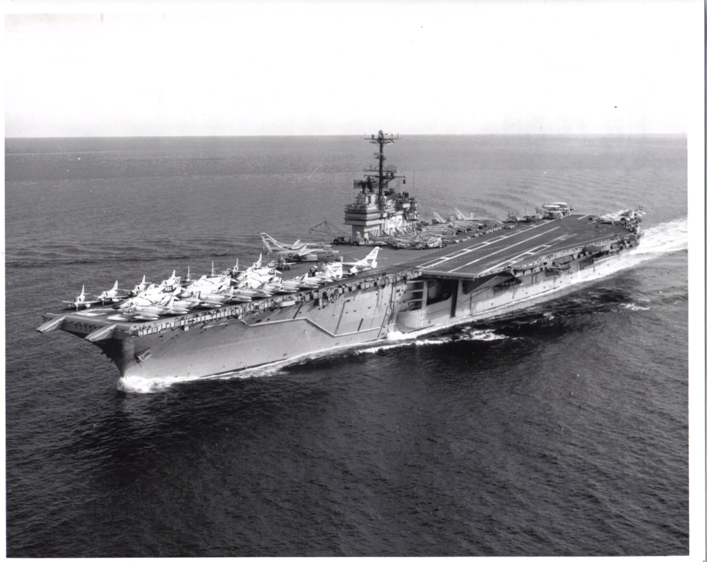 PORTE-AVIONS LEGERS CLASSE INDEPENDENCE (ETATS UNIS) (NV) Uss_in45