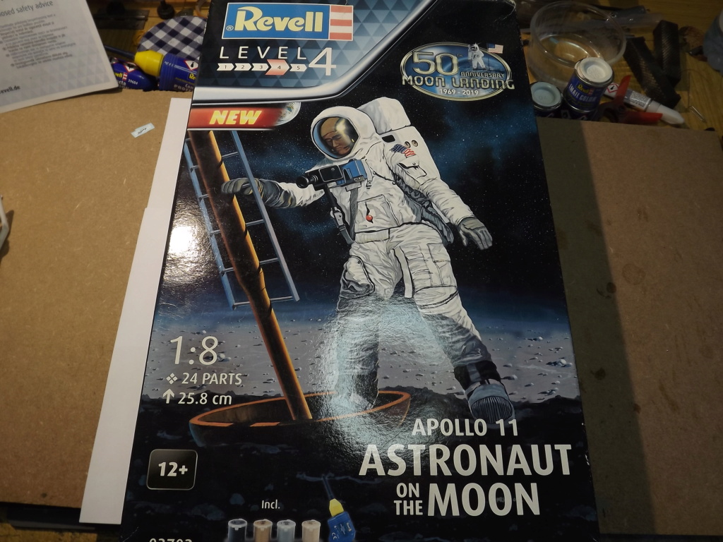Apollo 11 : Astronaut on the moon - 50ème aniversaire [Revell 1/8°] de kiki60 Dscf4220