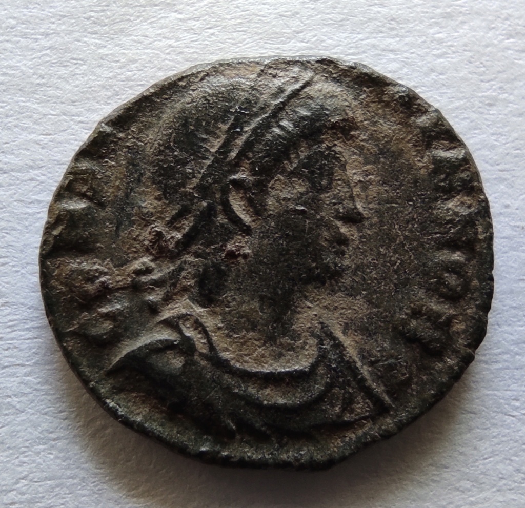 AE4 de Constantino II. GLOR-IA EXERC-ITVS. Un estandarte entre dos soldados. Cyzicus. Img_2010