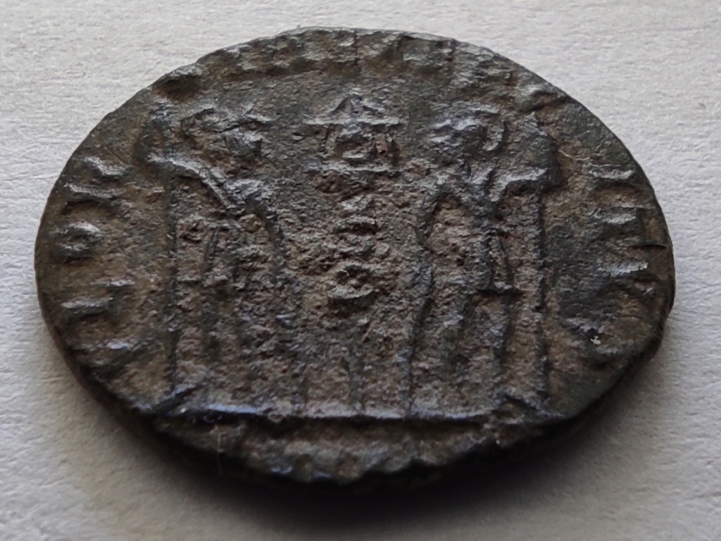 AE4 de Constantino II. GLOR-IA EXERC-ITVS. Un estandarte entre dos soldados. Cyzicus. Img_2013