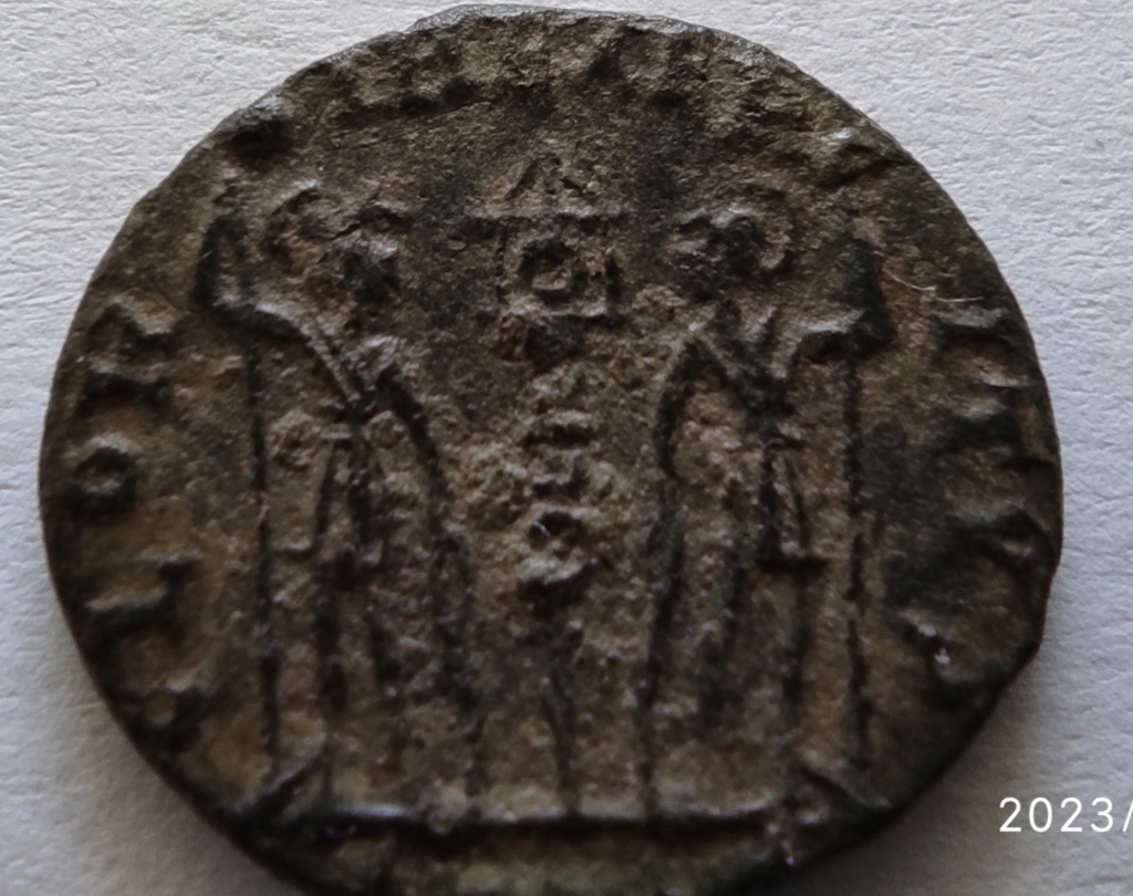 AE4 de Constantino II. GLOR-IA EXERC-ITVS. Un estandarte entre dos soldados. Cyzicus. Img_2014