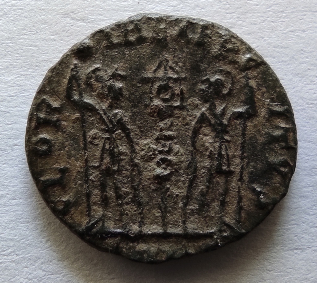 AE4 de Constantino II. GLOR-IA EXERC-ITVS. Un estandarte entre dos soldados. Cyzicus. Img_2015