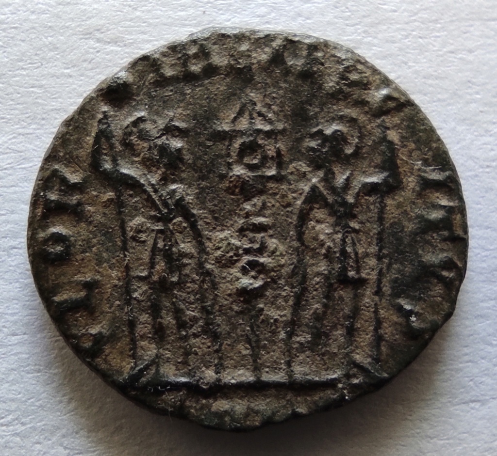 AE4 de Constantino II. GLOR-IA EXERC-ITVS. Un estandarte entre dos soldados. Cyzicus. Img_2016
