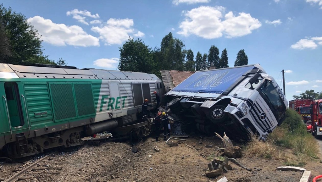 Sablé/Sarthe, spectaculaire collision entre un train et un semi remorque Tcc10