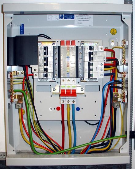 دوره أنظمة التوزيع الكهربائية (التشغيل والاختبار والحماية)/2020-2021 Ukdist14
