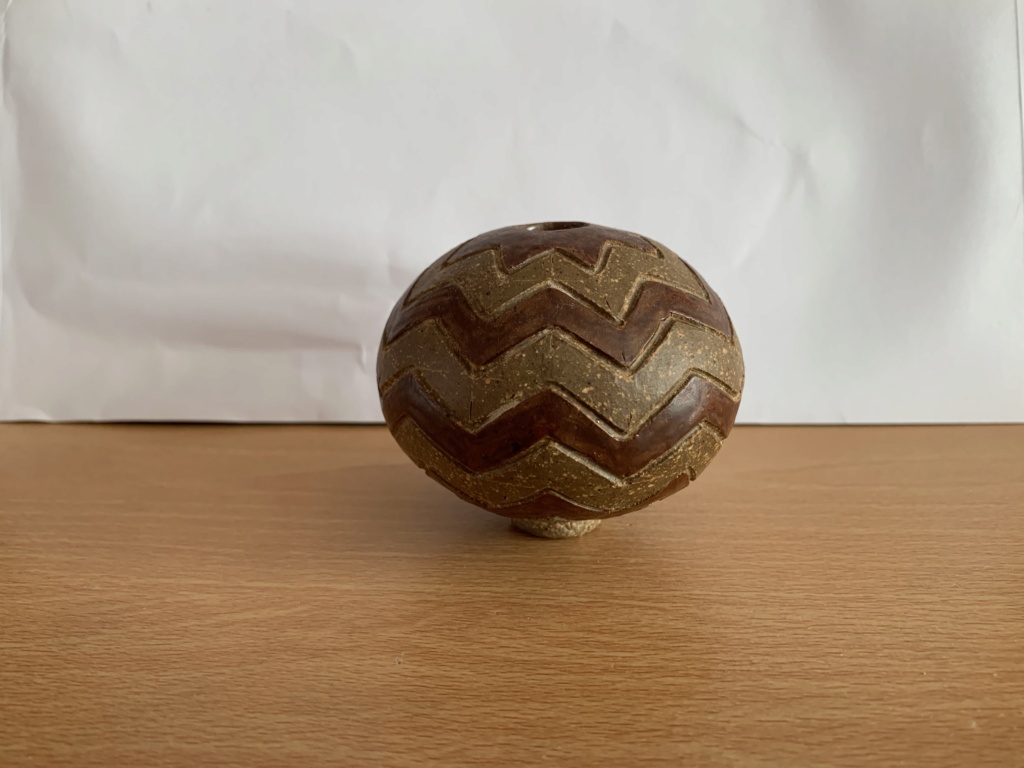 Identify a round vase with zigzag decoration  70e13710