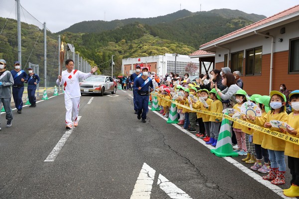 16 AVRIL 2021 DEUXIEME JOUR DU RELAIS DE LA FLAMME OLYMPIQUE DE TOKYO A TOKUSHIMA Ezksx211