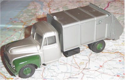 J.R.D. Ref.: 131 - Benne à Ordures "Genève" Cabine Relaxe (Berliet GAK) T55inc10