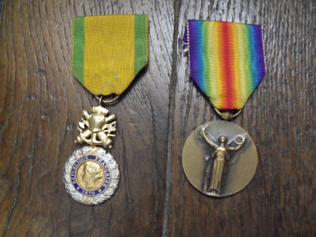 Médailles et divers objets (artisanat de tranchées) . Dscf9710