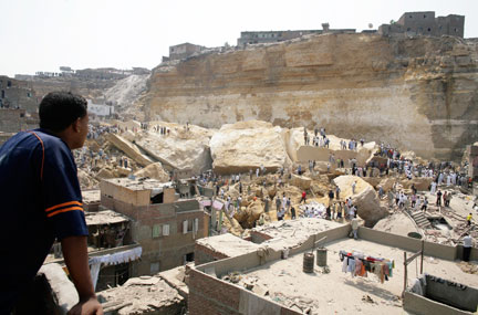 Une colline s'effondre sur un quartier pauvre du Caire Egypt_10