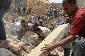 Une colline s'effondre sur un quartier pauvre du Caire Egypte10
