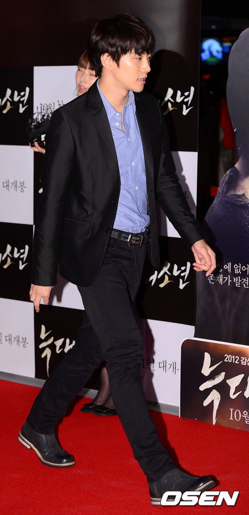 [15.10.12] [PICS] Junho & Chansung présents à la première du film "A Werewolf Boy" 1121