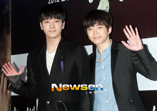 [15.10.12] [PICS] Junho & Chansung présents à la première du film "A Werewolf Boy" 1321