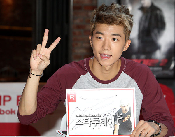 [28.09.12] [PICS] Reebok Fansign (Taecyeon, Wooyoung & Suzy) 1914