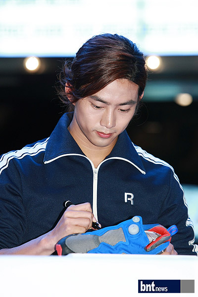 [28.09.12] [PICS] Reebok Fansign (Taecyeon, Wooyoung & Suzy) 2513