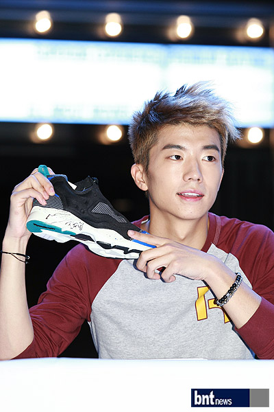 [28.09.12] [PICS] Reebok Fansign (Taecyeon, Wooyoung & Suzy) 2912