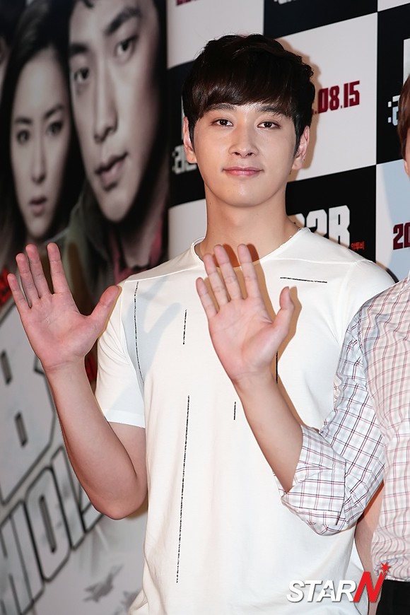 [09.08.12] [PICS] Junho & Chansung à la première du film R2B 418