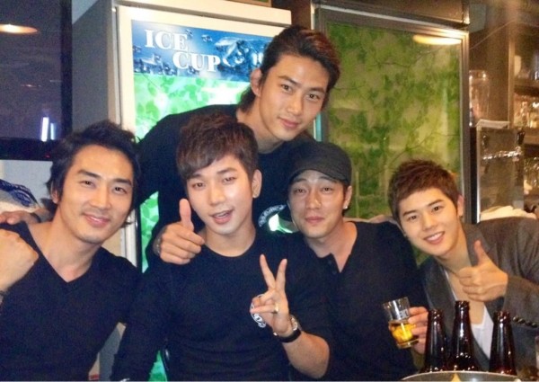 [11.10.12] Taecyeon, G.O, Dongjun, Song Seung Hun & So Ji Sub prennent une photo ensemble lors de la Première de ‘A Company Man’ 529