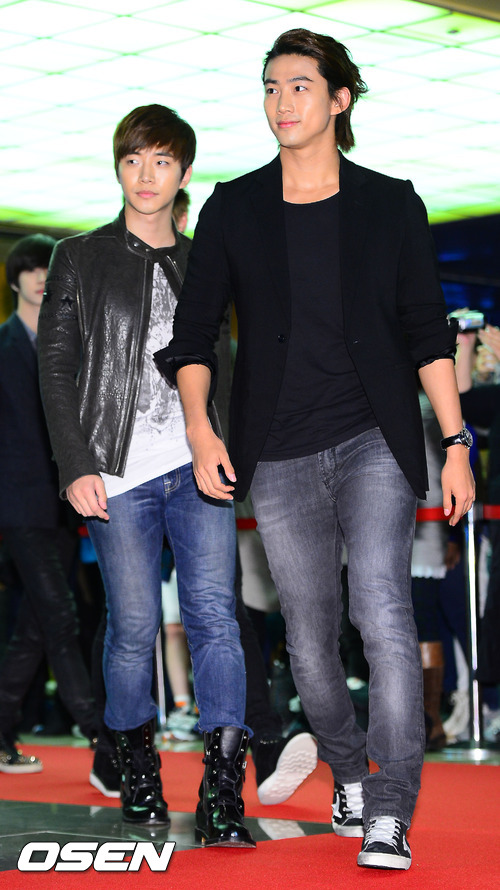 [10.10.12] [PICS] Taec & Junho présents à la première du film "Company Man" 628