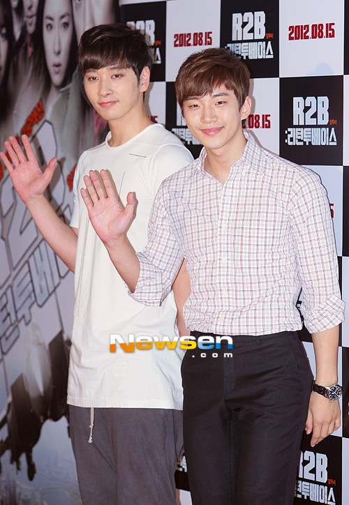 [09.08.12] [PICS] Junho & Chansung à la première du film R2B 718