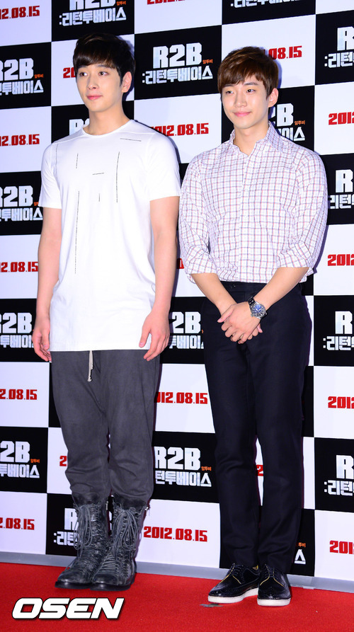 [09.08.12] [PICS] Junho & Chansung à la première du film R2B 916